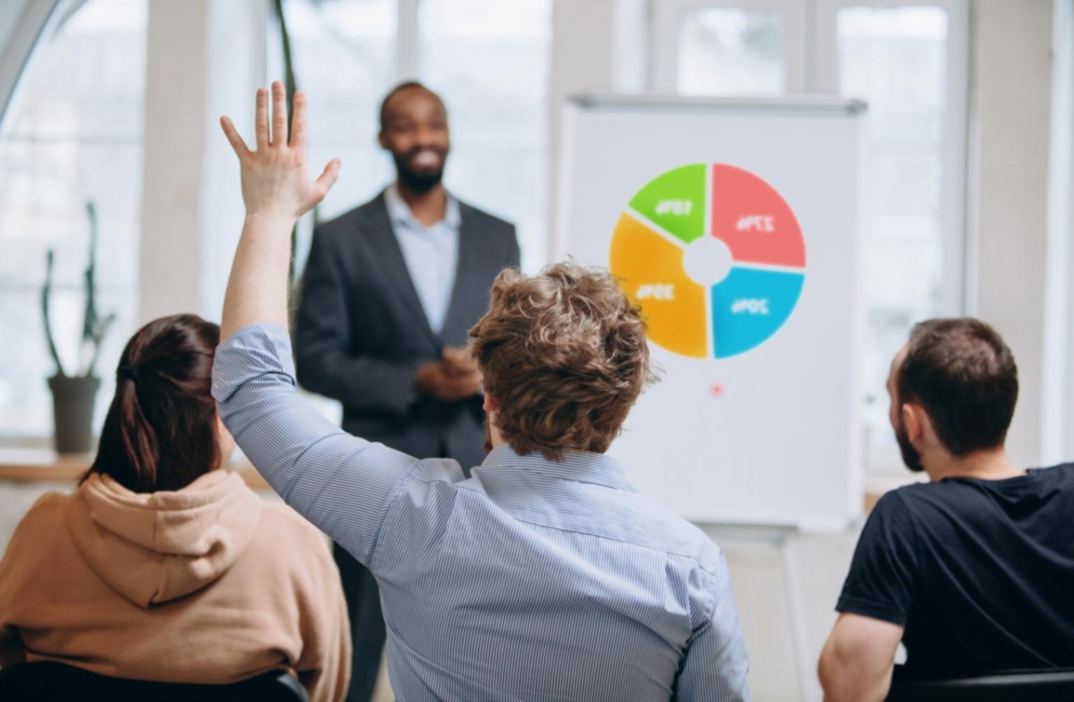 Profesionales analizando presupuestos empresariales en una oficina moderna