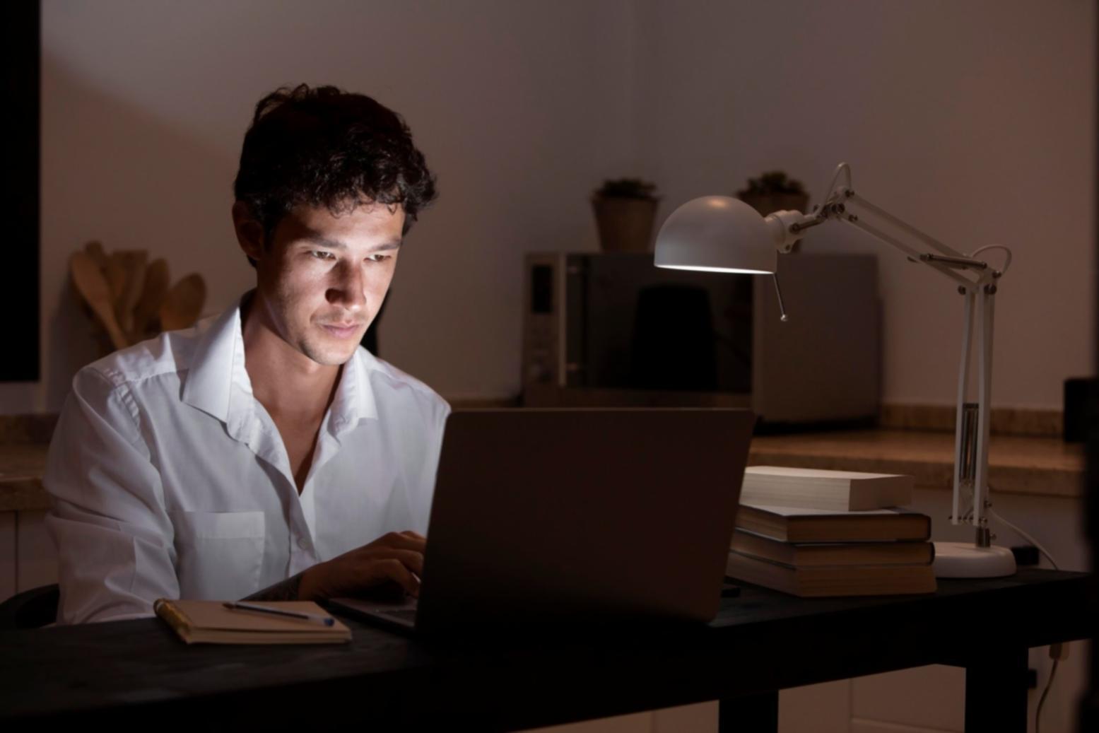 Profesionales trabajando en análisis financiero y gestión de presupuestos